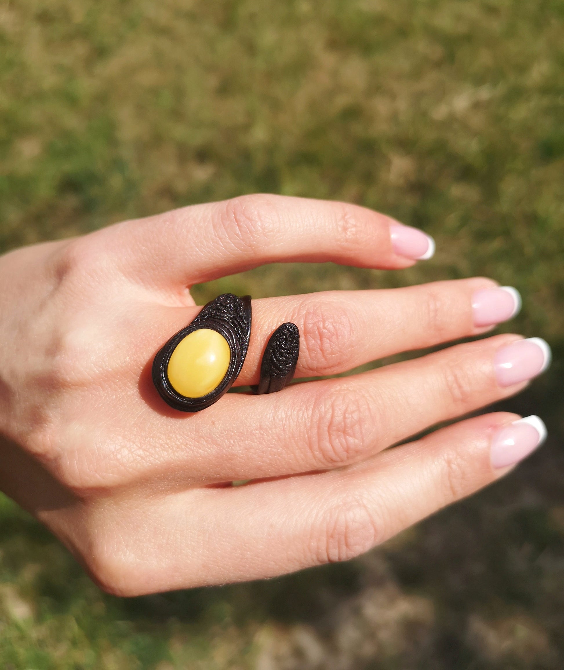 Ring with amber, size adjustable "Vibe"